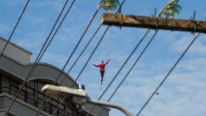 ATLETA MANEZINHO RAFAEL BRIDI BATE RECORDE DAS AMÉRICAS NO HIGHLINE URBANO A 85 METROS DE ALTURA
